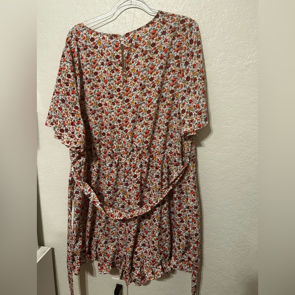 🐾SHEIN Curve Red and Gray Floral shorts romper size 4XL GUC - Picture 3 of 10